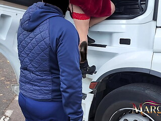 Une milf salope s'_exhibe sur un parking a poid lourd et ce fais baiser par un routier