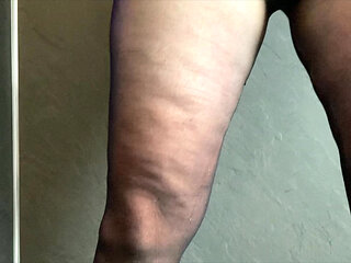 Mrs Mature Feet in in her Pantyhose