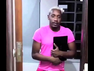 Viciado em novela quer convencer outras pessoas a assistir nem que seja no pau