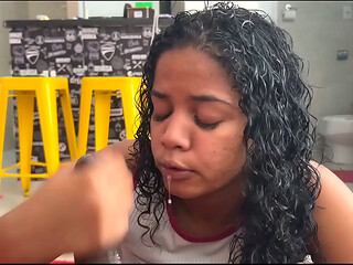 Fiquei curiosa e acabei dando a bucetinha pro meu tio