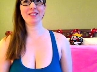 Big boob brunette masturbates on webcam