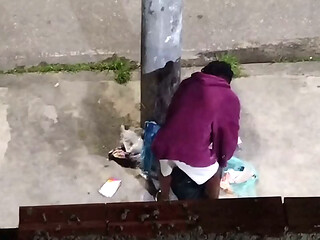 Chamei o mendigo e trepei com ele sem camisinha