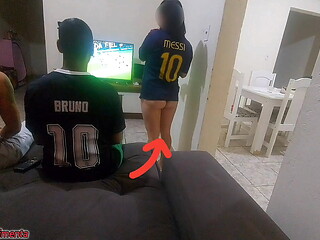 tive que fazer sexo com amigo do meu marido por causa de uma aposta, mas fiquei com tes&atilde_o e acabei fazendo DP com os dois