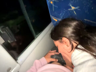Se la chupo a un pasajero desconocido en un bus real y se corre en mi boca
