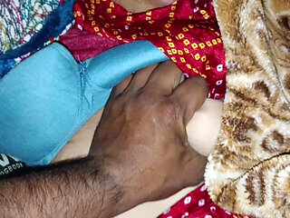 On New Year's night, I had a full romance with my stepsister's big boobs pressed into a blanket in my stepsister'