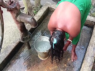 Desi Bhabhi Nahate Hue Mast Lagti Hai