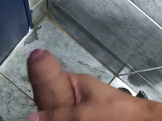 Punheta bem gostosa do corno no banheiro p&uacute_blico