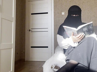 Arab MILF with Big Ass Gives JOI