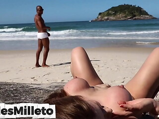 Levei a gostosa para uma praia deserta, ficou t&atilde_o louca de prazer que acabou sedendo o cuzinho pra eu meter