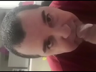 Mi macho se corre en mi boca.