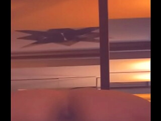 Mi compa&ntilde_ero de habitacion llega mareado del bar lo toco por encima de su ropa hasta exitarlo