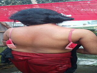 Alon sexy aunty out door bathe....