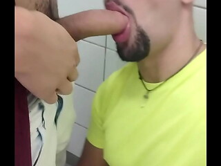Mlk Pauzudo empurrando na minha boca, banheiro lotado e eu s&oacute_ pensando em mamar