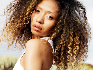 Sensual naked ebony girl shows big bum