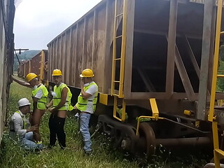 OS OPER&Aacute_RIOS PEGARAM PESADO NA HORA DO ALMO&Ccedil_O FUDERAM O COLEGA PASSIVO E DERAM MUITO LEITE DE SOBREMESA