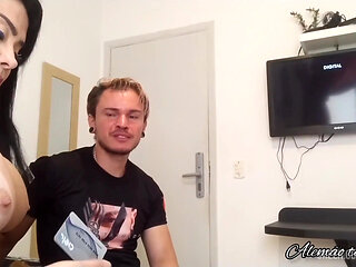 Soraya Carioca Gets a Tattoo and Pays with Her Cuvisa