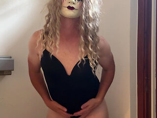 The mysterious doll in black cumming for you