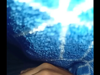 Creampie debajo de mi s&aacute_bana. Sin que mi hermana se de cuenta