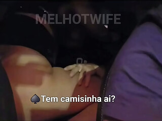 ALEM DE FICAR DE MOTORISTA ENQUANTO EU CHUPAVA O AMIGO, O MARIDO TEVE QUE EMPRESTAR A CAMISINHA PRO MACHO PODER ME COMER GOSTOSO NO CARRO