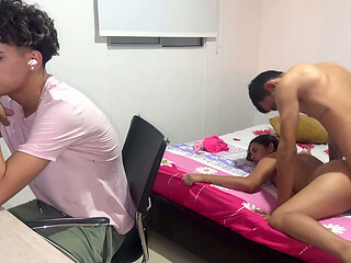 Mi mejor amigo me folla muy fuerte mientras el cornudo de mi marido hace un trabajo.
