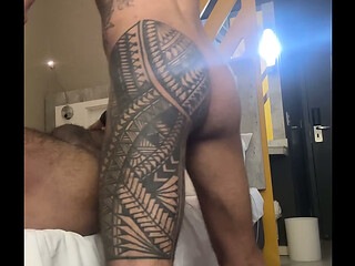 Tatuado leitador com piercing me fudeu