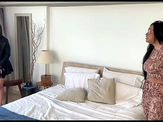 Fudeu a esposa e a sogra. Sogra deliciosa, nao resistiu ao pau e fudeu sem d&oacute_ na cama do corno manso.
