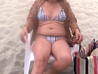 Seeing big cocks on the beach, I can'_t resist and I masturbate. I need to fuck.