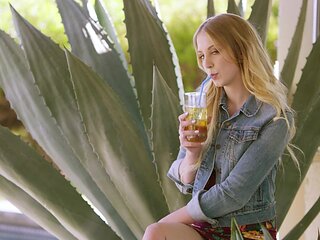 Blonde bombshell Chloe & sexy stud Davin indulge in a steamy HD romp