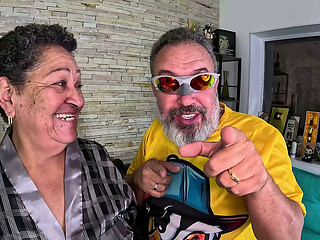 Maya Hyuga aprontando com idosa de 73 anos no banho e nos bastidores