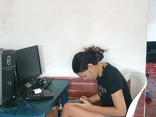 Mientras mi novia est&aacute_ en la universidad, su hermanastra y yo calmamos nuestra calentura follando