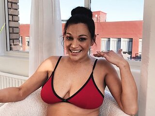 Mona Azar's Pure Essence Captivates with Grace