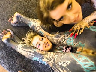 Alt punk girls Anuskatzz and Eden share a tattooed cock