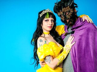 Big-bottomed hottie Kitty Cam rammed in the doggy style pose