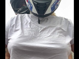 Motogirl mulher da 99 pega passageiro homem e pede pra ele co&ccedil_ar os bico dos seus peitos enquanto pilota ! Ele fica com pau duro encima da moto e goza nela toda !