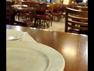 Mostrando os peitos no restaurante