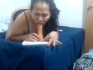 Milf Masturbates Her Pussy With Her Big Toy Until She Reaches A Rich And Delicious Orgasm