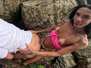 Putaria trans na praia! Bonequinha safada fode casal em p&uacute_blico e leva porra no cuzinho!