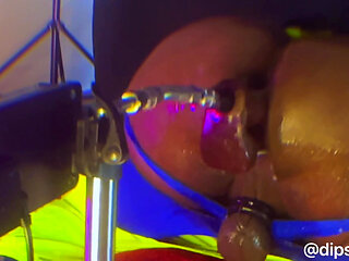 Bubble butt massages hole with dildo on the fuck machine