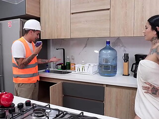 The plumber comes to fix the pipe and I end up paying him with my wet pussy &ndash_ LA ROLA AND DANICLARK