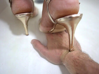 Step on the bathtub on your hands