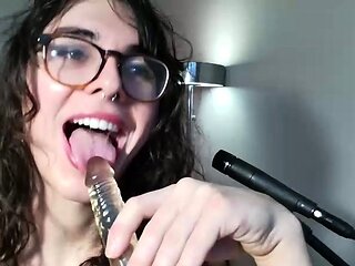 Cute amateur webcam teen girl toying pussy on webcam