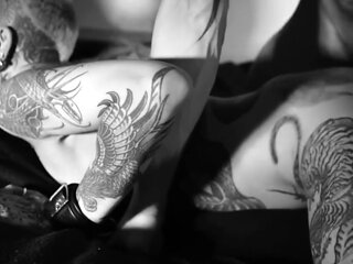 a deux pour faire crier cette nymho tatoue