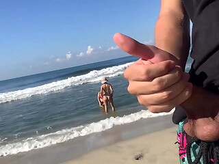 La mejor playa de Miami para tener sexo casual, s&oacute_lo saqu&eacute_ mi polla y ellas se acercaron