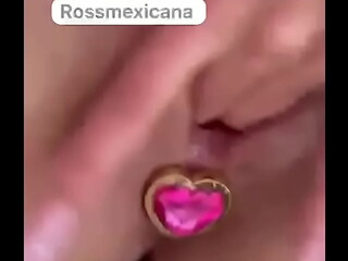 ROSSMEXICANA SE MASTURBA RICO CON SU PLUG EN EL ANO