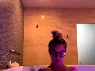 Amateur babes are good at masturbating as well