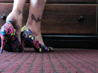 High heel pump shoe play standing