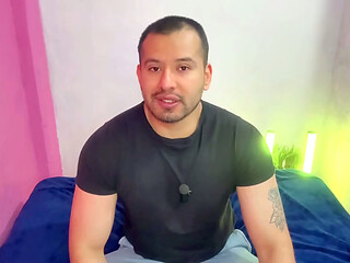 Hombre casado tiene un amante joven twink al que pre&ntilde_a a escondidas de su esposa! Relato sexual