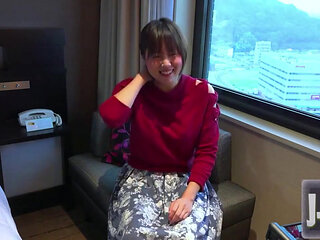 Gravure Model Debut Her First POV Shoot, a Short-haired Busty Beauty Shines Through