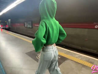 QUE SAFADA VIU O VOLUME MARCANDO E MAMOU DENTRO DA ESTA&Ccedil_&Atilde_O DE METRO