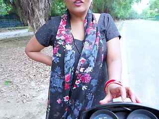 Indian Desi prostitute bhabhi dealing for Fuck with Client on road, she fucked by him in Doggystyle with HINDI Audio.